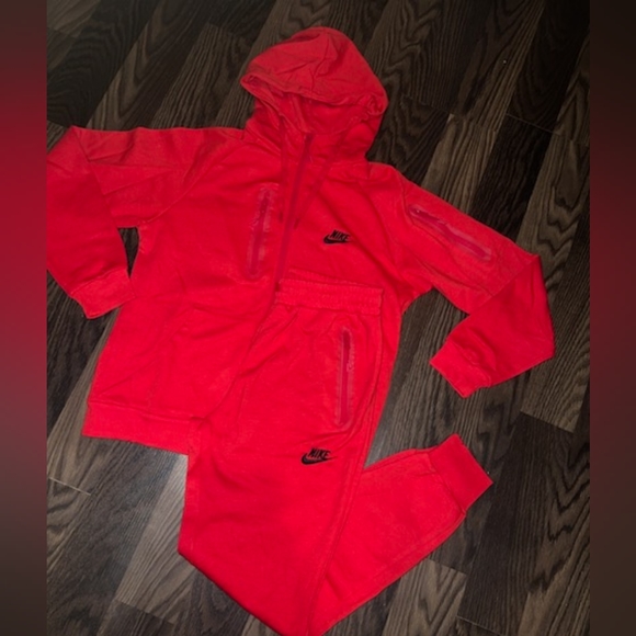 Red and black Nike sweatsuit - Picture 1 of 2